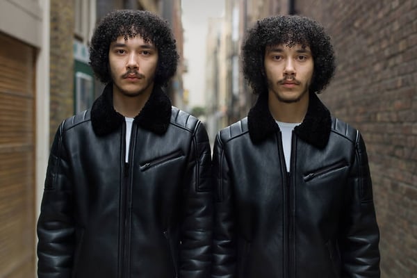Identical twins highlighting the differences between content marketing and copywriting