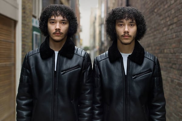 Identical twins highlighting the differences between content marketing and copywriting