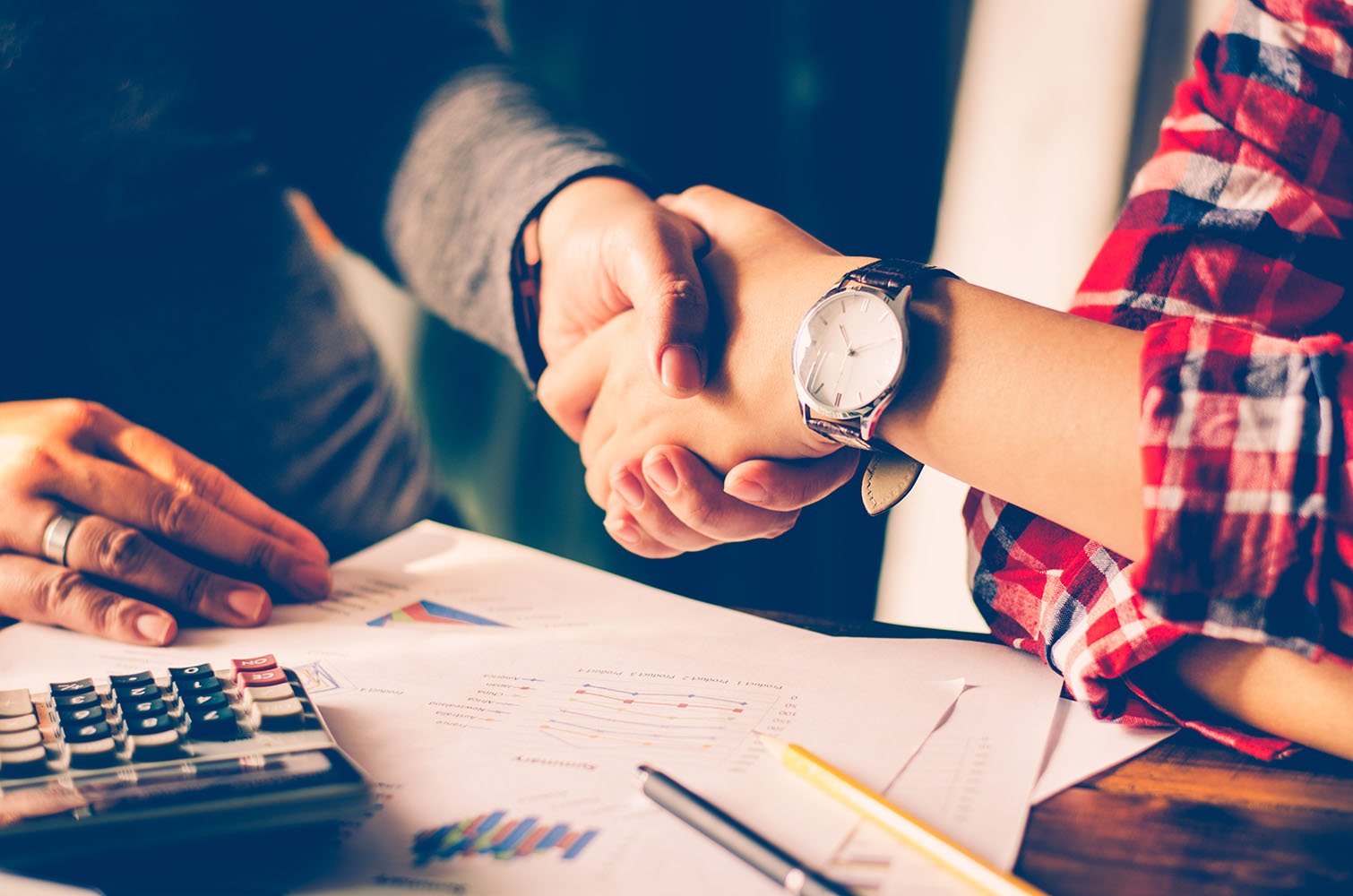 A handshake between salesperson and customer at the closing stage of the buyers journey